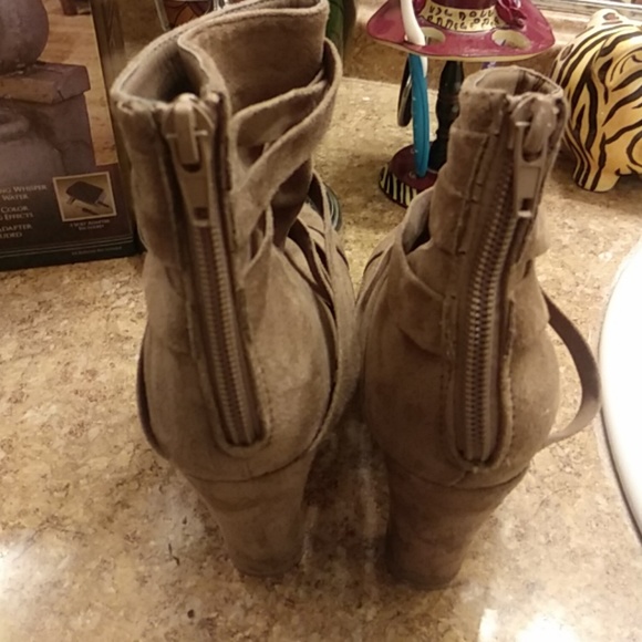 Size 6 1/2 tan boots - Picture 3 of 4